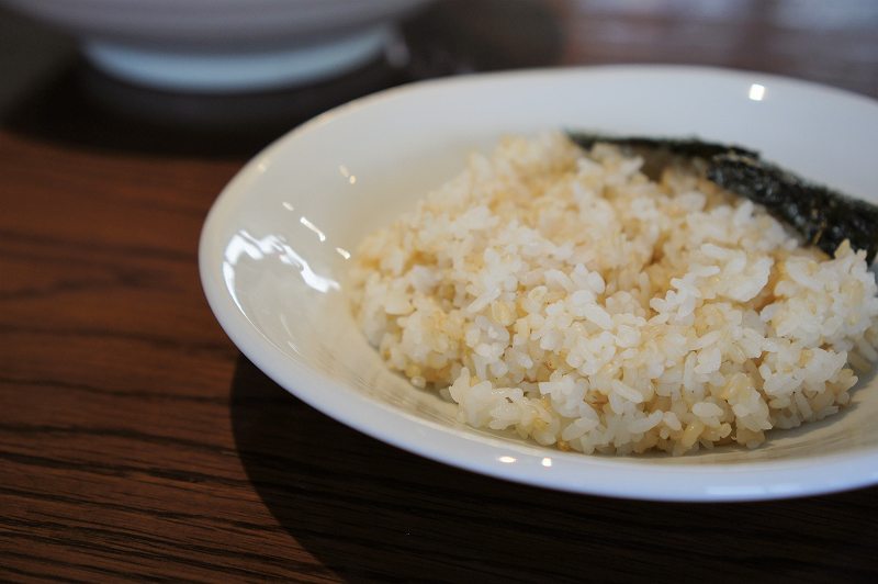 札幌らっきょのスープカレーにセットになっている玄米ブレンドのライスがテーブルに置かれている