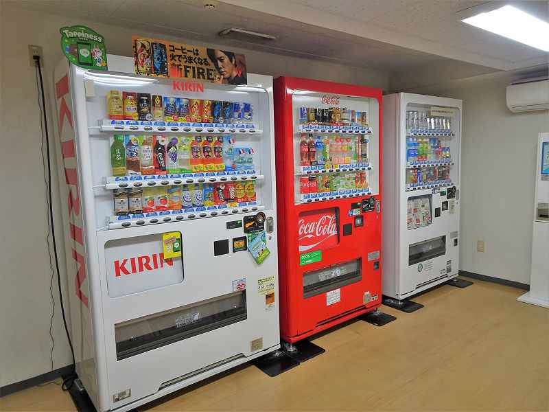 自動販売機が3台置かれている