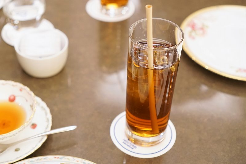 グラスに入った洋ナシウーロン茶がテーブルに置かれている