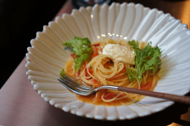 チーズがのったトマトソースパスタがテーブルに置かれている