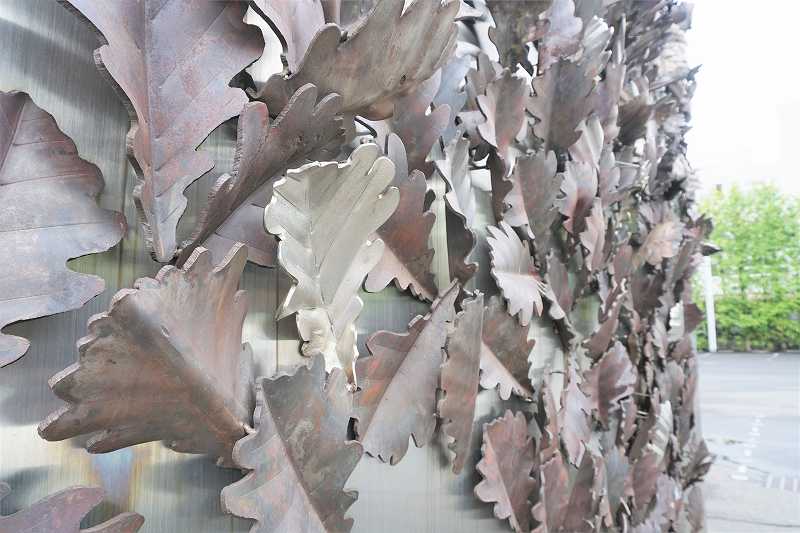 六花亭喫茶室 真駒内六花亭ホール店の入口にある金属製の葉っぱのオブジェ
