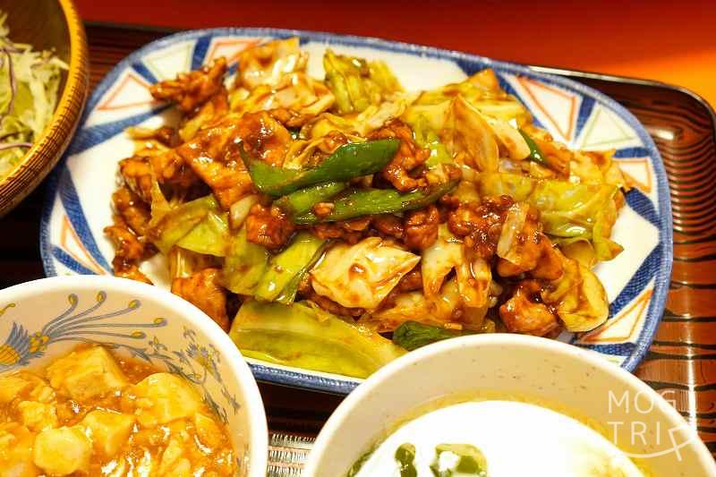 中華料理 香州（かしゅう）の豚肉とキャベツの甘味噌炒めがテーブルに置かれている