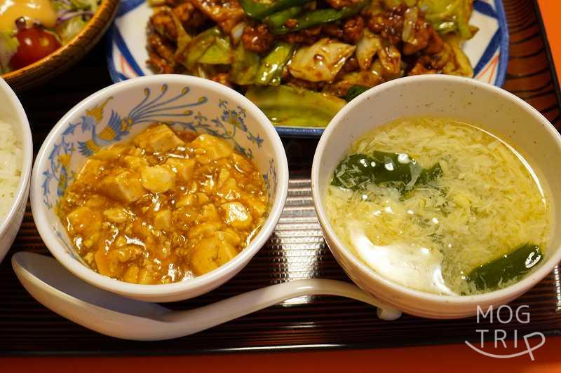 中華料理 香州（かしゅう）の豚肉とキャベツの甘味噌炒め定食の麻婆豆腐と卵スープがテーブルに置かれている