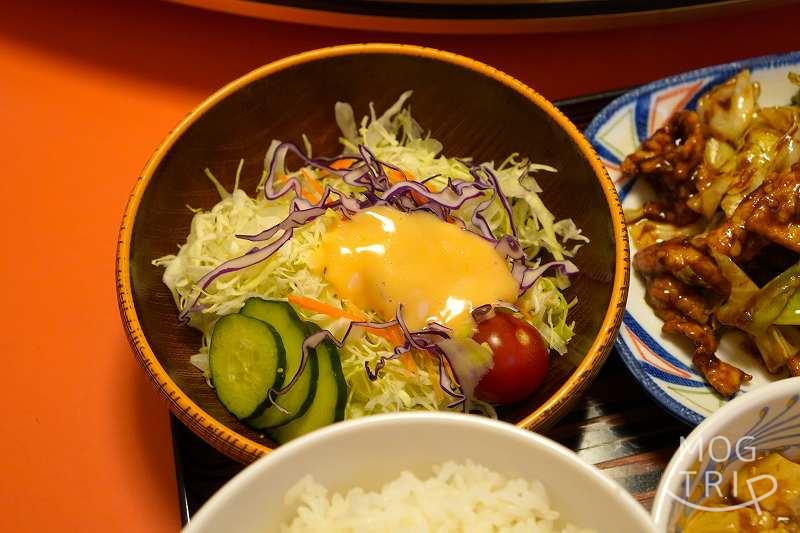中華料理 香州（かしゅう）の豚肉とキャベツの甘味噌炒め定食のサラダがテーブルに置かれている