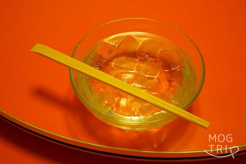 中華料理 香州（かしゅう）のイモ点心用の氷水がテーブルに置かれている