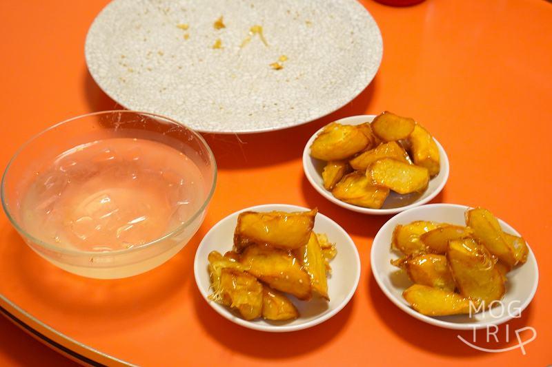 中華料理 香州（かしゅう）のイモ点心が皿に盛られ、テーブルに置かれている