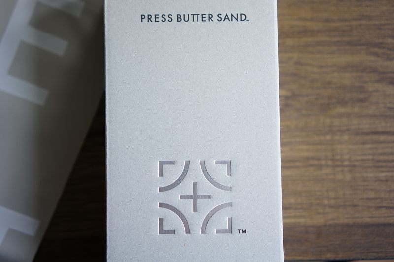「PRESS BUTTER SAND」の文字が書かれたシックな箱がテーブルに置かれている