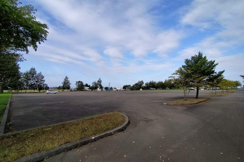 「三重緑地公園キャンプ場」の駐車場