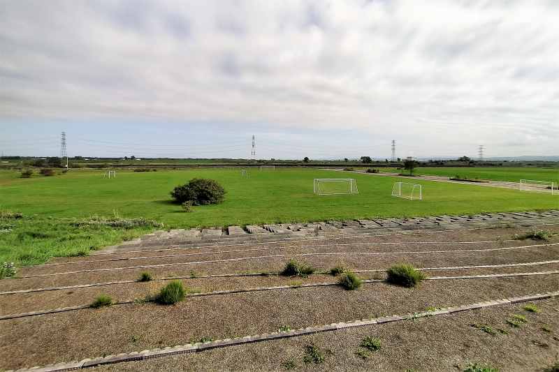 「三重緑地公園キャンプ場」のサッカー場など