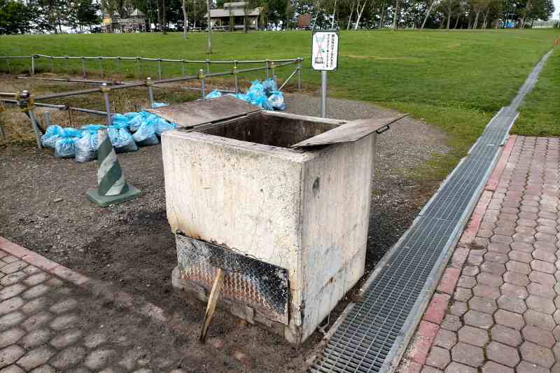 「三重緑地公園キャンプ場」の炭捨て場