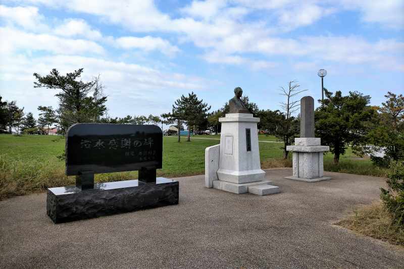 「三重緑地公園キャンプ場」の碑