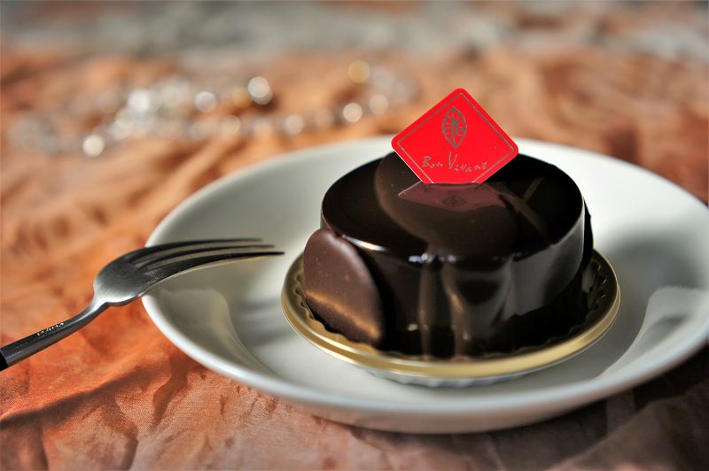 チョコレートケーキがテーブルに置かれている