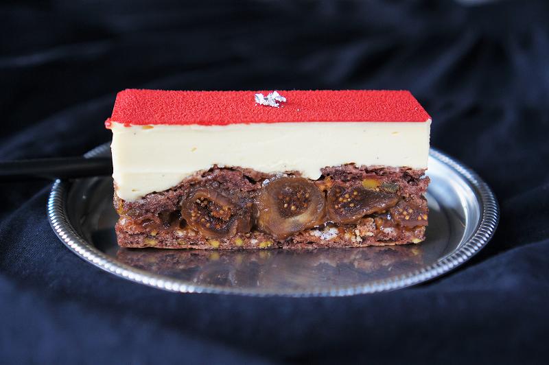 表面のビビッドな赤が印象的なケーキ「フィグ」の断面