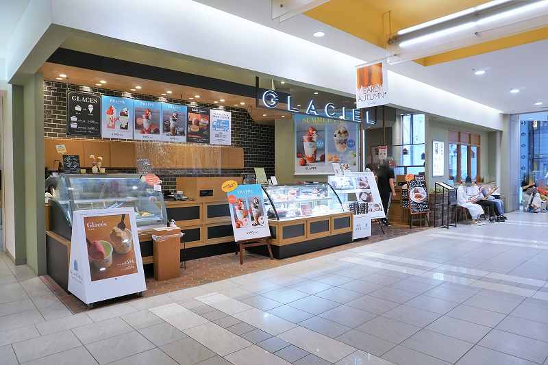 木のぬくもりあふれる「グラッシェル 札幌ステラプレイス店」の外観