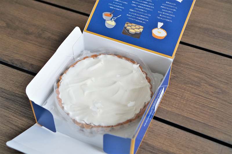 「ふらの雪どけチーズケーキ」の箱のフタが開けられ、テーブルに置かれている
