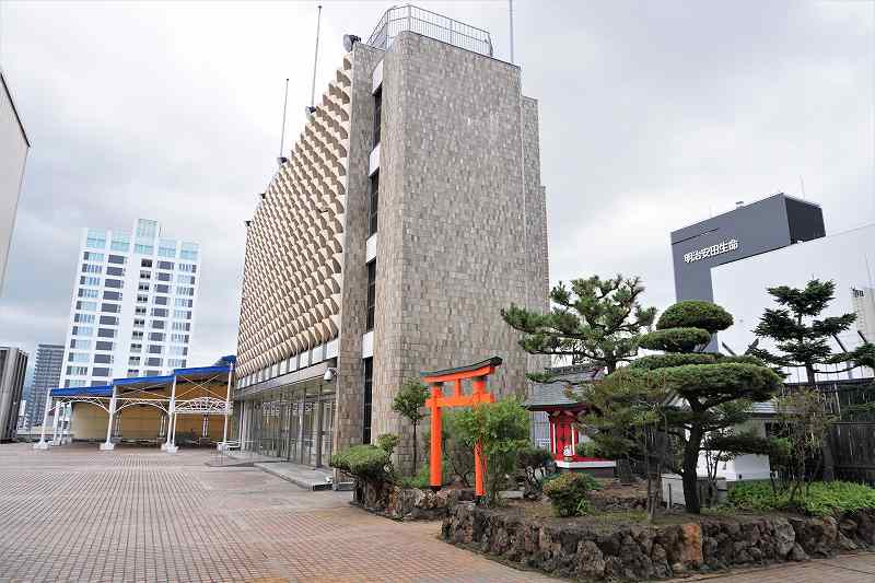 手前に神社、奥に屋根付きの休憩所がある札幌三越の屋上のようす