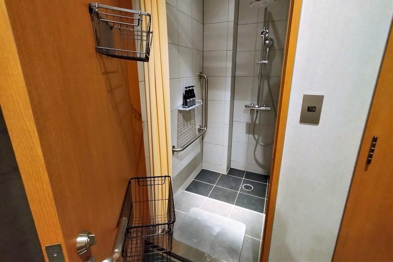 BUNSHODO HOTELのシャワールーム