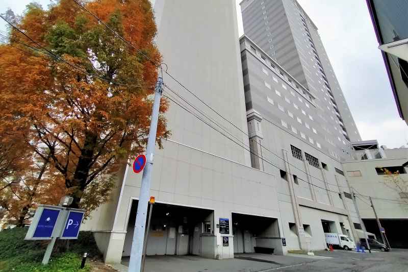 ホテルマイステイズプレミア札幌の裏にある駐車場入口