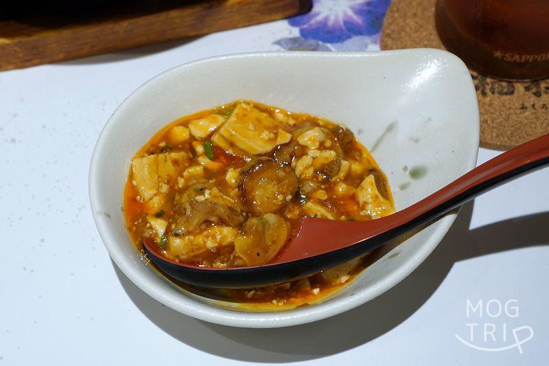 「寿司・中国料理 福禄寿」海鮮麻婆豆腐を小皿に取り分けた様子