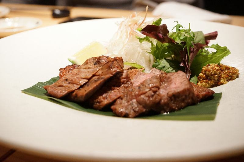 ラム肉の藁焼きがテーブルに置かれている