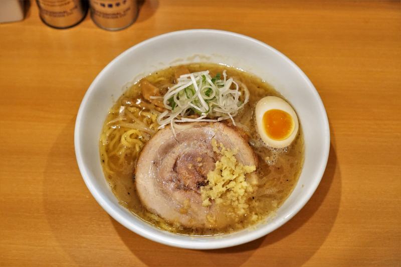 「麺屋すずらん」のWスープ味噌ラーメンがテーブルに置かれている