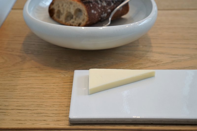 北海道産発酵バターがテーブルに置かれている