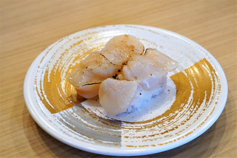炙りほたてバターのお寿司がテーブルに置かれている