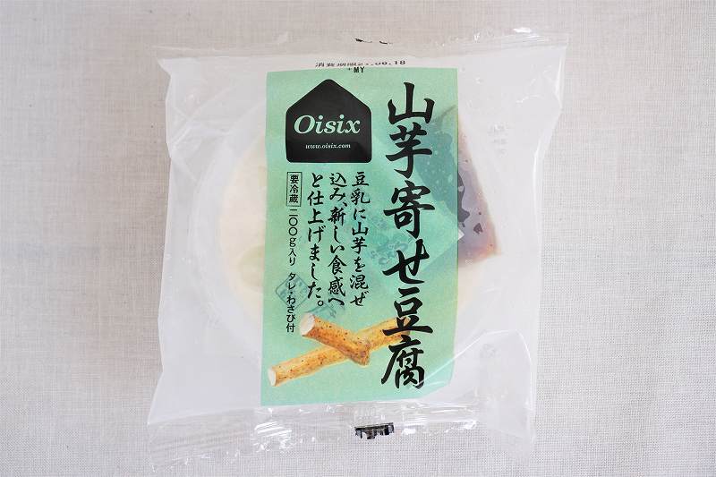 Oisixの山芋寄せ豆腐がテーブルに置かれている