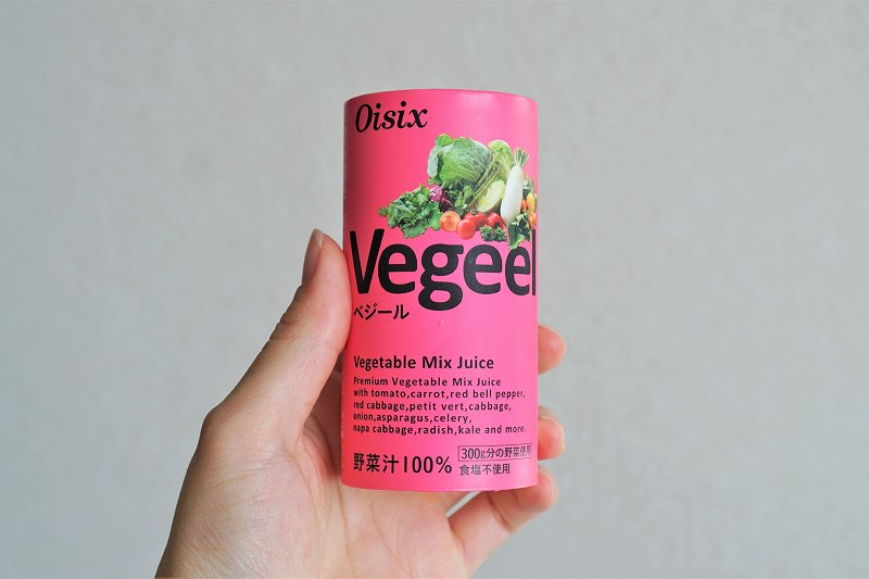 オイシックスのオリジナル野菜ジュース「Vegeel（ベジール）」を手に持っている様子