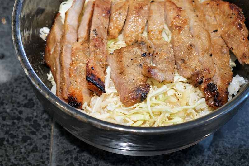 札幌味噌豚丼 きんちゃんの豚丼がテーブルに置かれている
