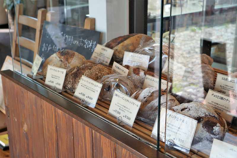 木の棚にパンが陳列されているカフェ・ストウブの内観