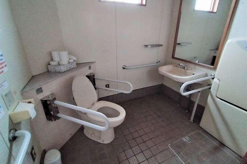 東大沼キャンプ場の多目的トイレ