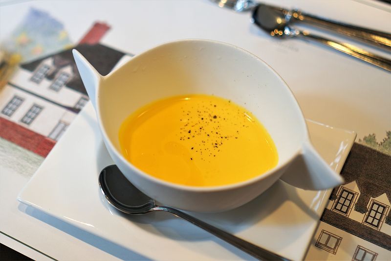 かぼちゃの冷製ポタージュスープがテーブルに置かれている