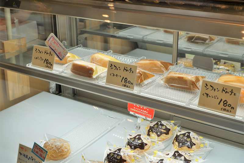 ナカヤ菓子店のシフォンドルチェが冷蔵ケースの中に並べられている