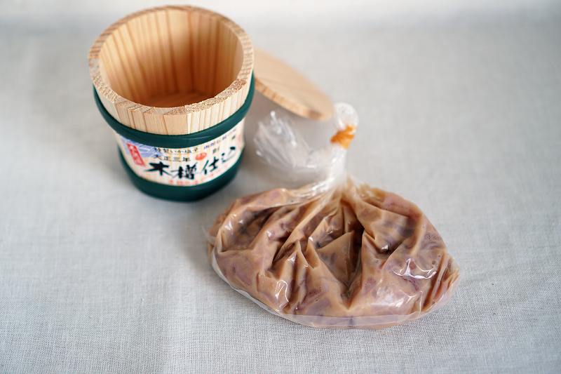 小田島水産の木樽仕込みイカ塩辛がテーブルに置かれている