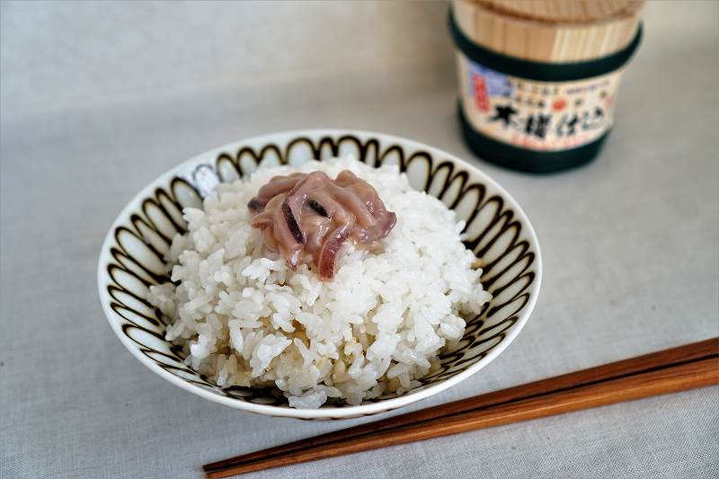 小田島水産の木樽仕込みイカ塩辛がのったごはんがテーブルに置かれている