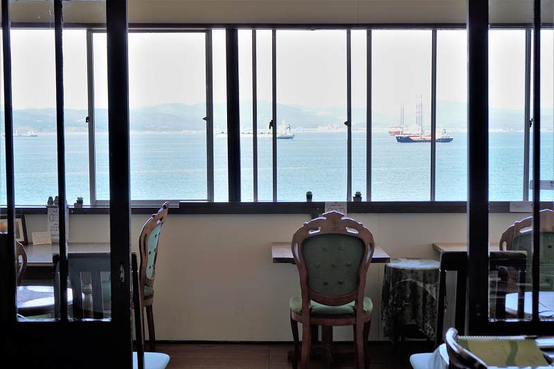 カフェテリアモーリエの店内から眺めた函館湾