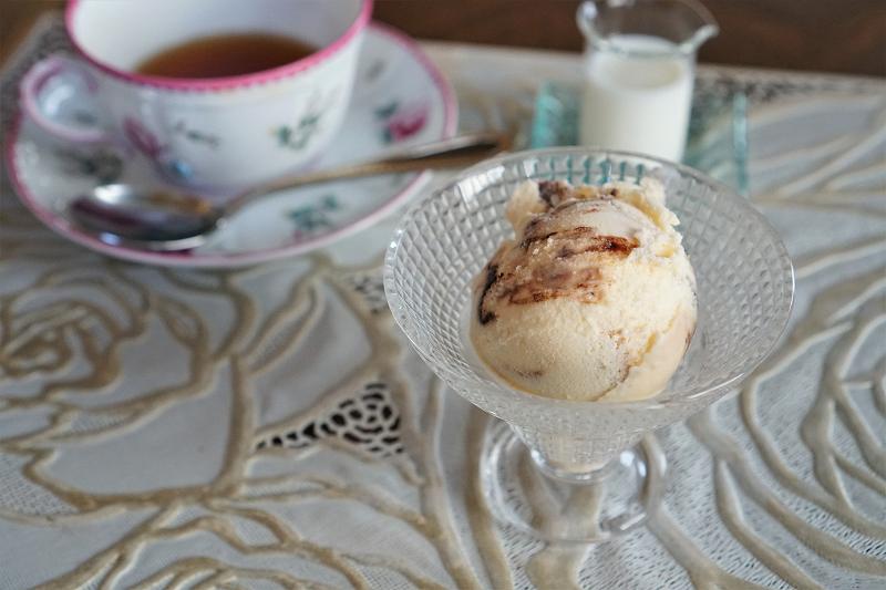 アイスクリームと紅茶がテーブルに置かれている