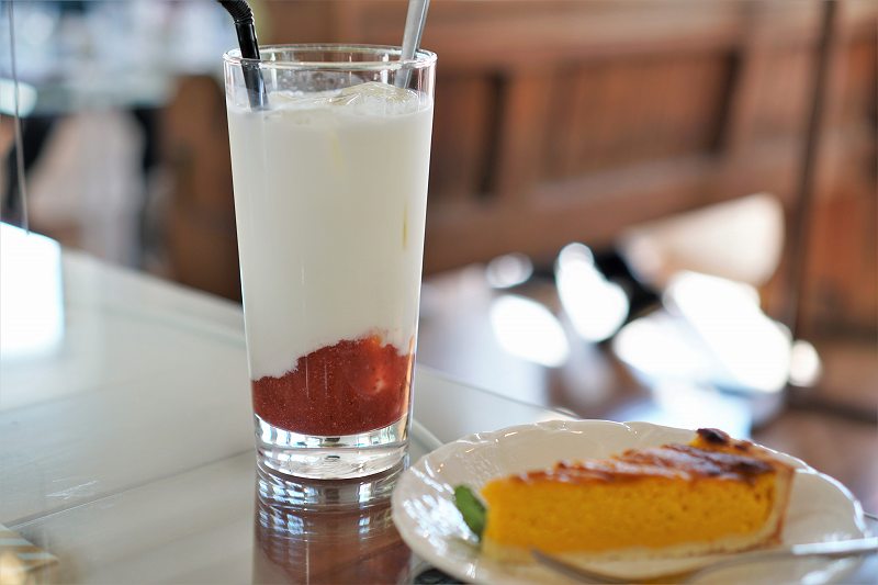 自家製のいちごミルクとかぼちゃタルトがテーブルに置かれている