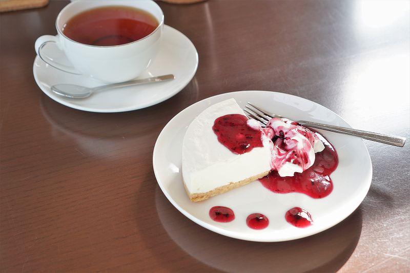 レアチーズケーキと紅茶がテーブルに置かれている