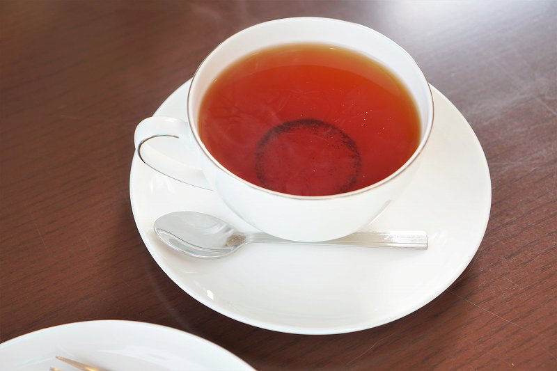紅茶がテーブルに置かれている