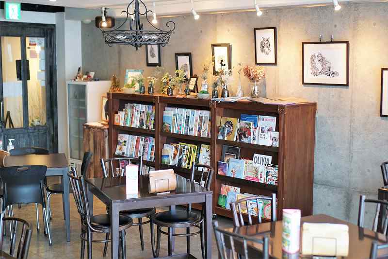 本棚が置かれている「cafe et craft yue」の内観