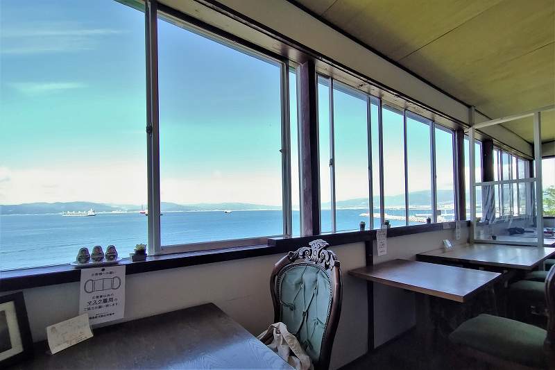 窓の向こうに海が見える「カフェテリア・モーリエ」の内観