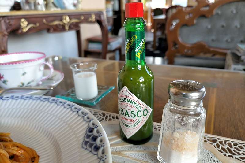 タバスコと塩がテーブルに置かれている