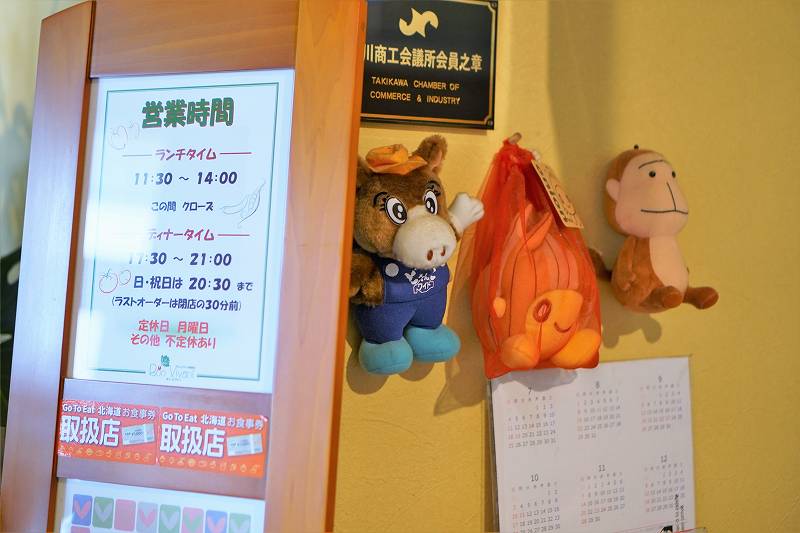北海道ローカル・情報番組のキャラクターたちが壁に貼られている