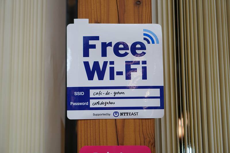 Free Wi-Fiの案内が柱に貼られている「カフェdeごはん」の内観