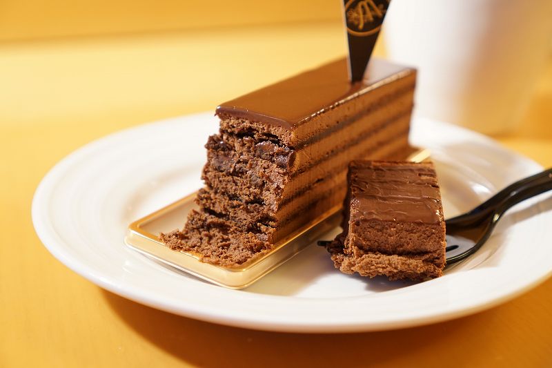 ショコラティエマサールのチョコレートケーキがテーブルに置かれている