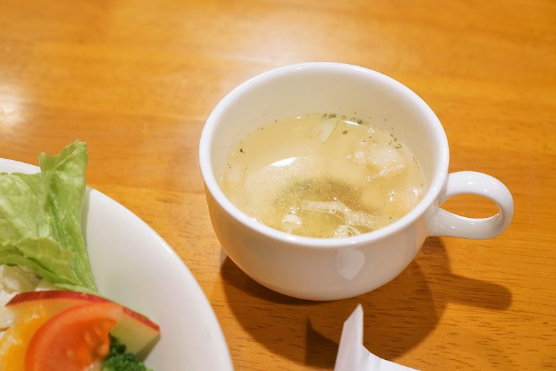 クルトンが入ったスープがテーブルに置かれている