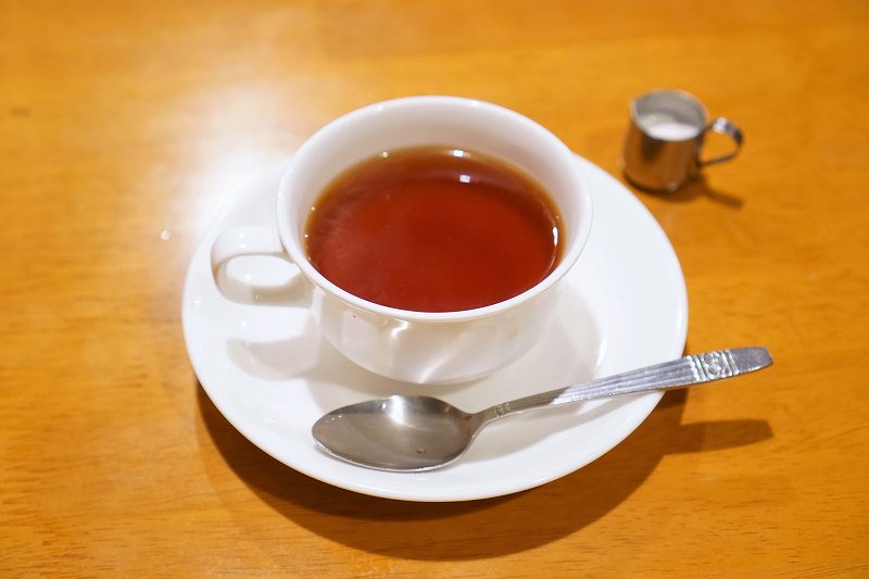 紅茶がテーブルに置かれている