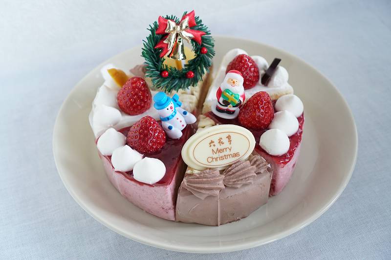 1ホールで3種の味が楽しめる六花亭のクリスマスケーキ「ファニークリスマス」がテーブルに置かれている